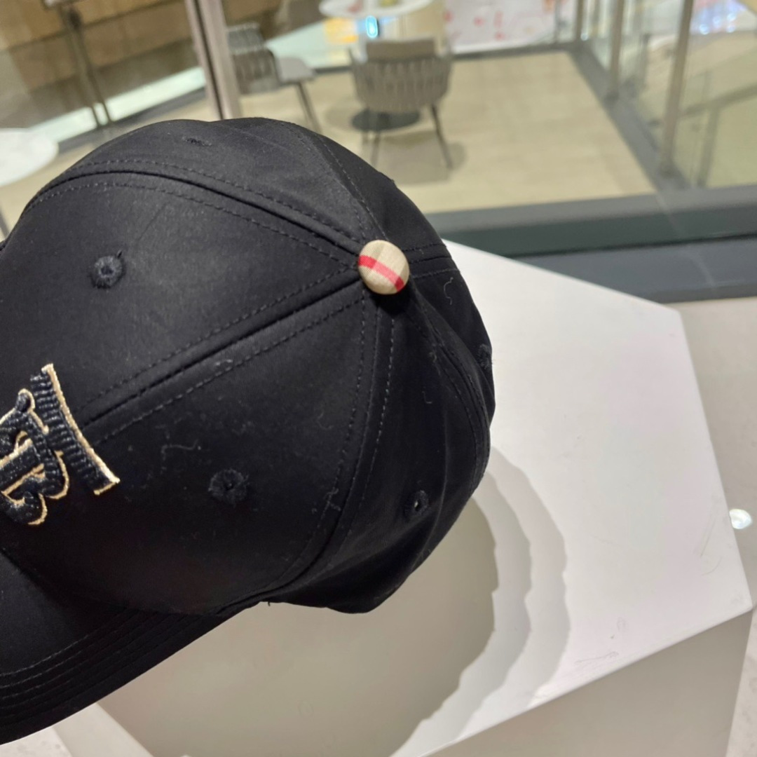   Burberry（巴宝莉）原单棒球帽  专柜热卖款纯棉内里，轻盈透气。完美版型，对格精准无误，原厂品