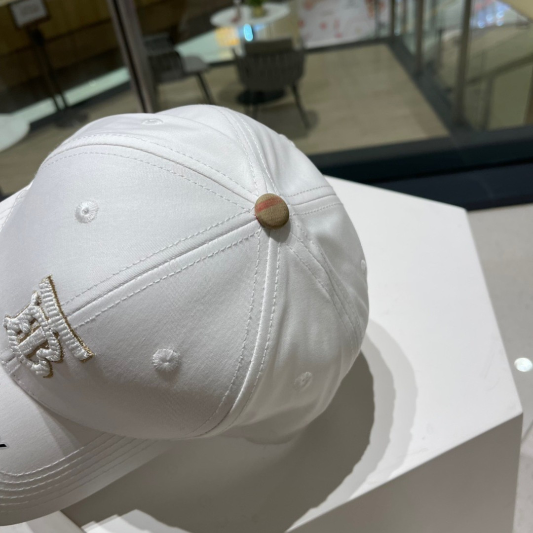   Burberry（巴宝莉）原单棒球帽  专柜热卖款纯棉内里，轻盈透气。完美版型，对格精准无误，原厂品