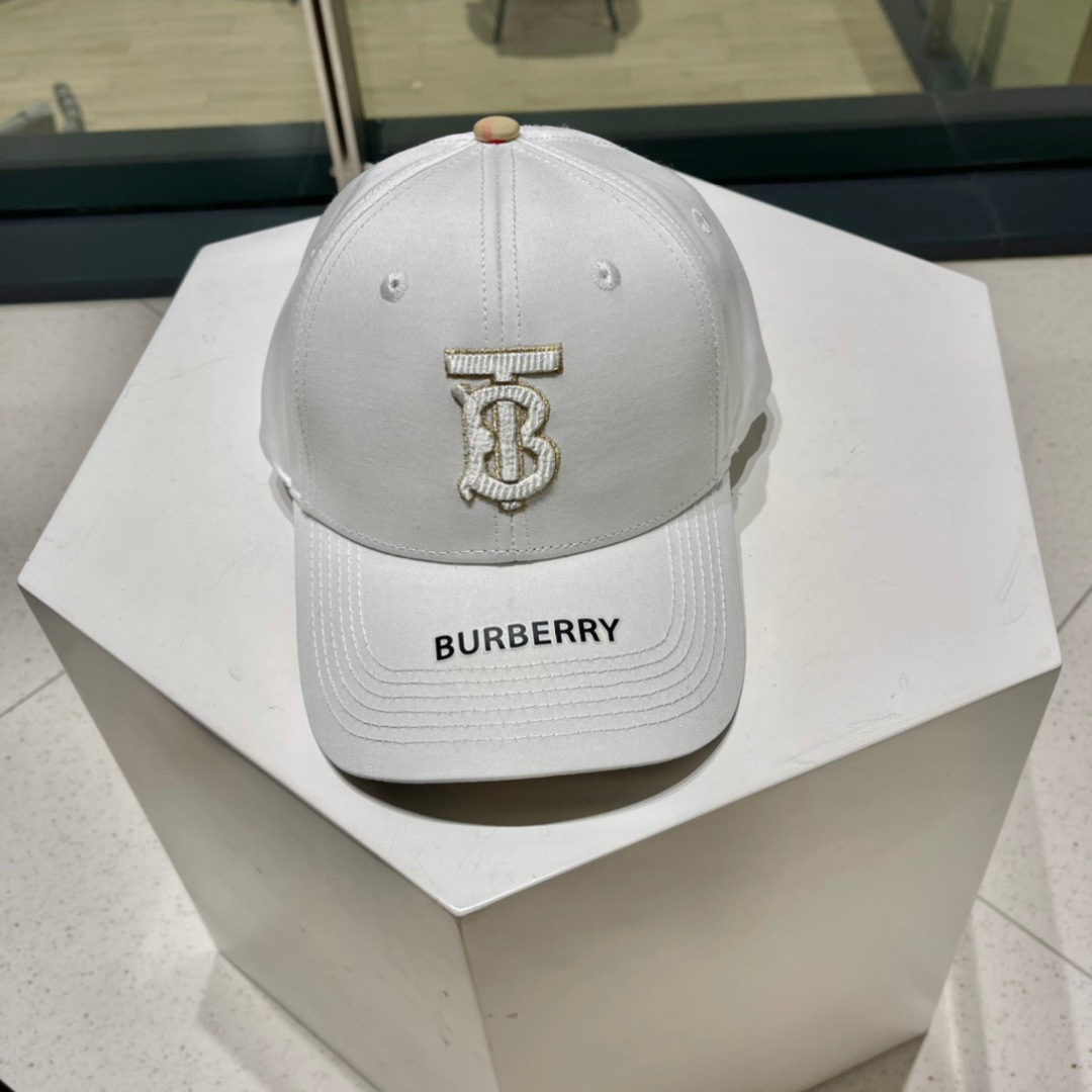   Burberry（巴宝莉）原单棒球帽  专柜热卖款纯棉内里，轻盈透气。完美版型，对格精准无误，原厂品