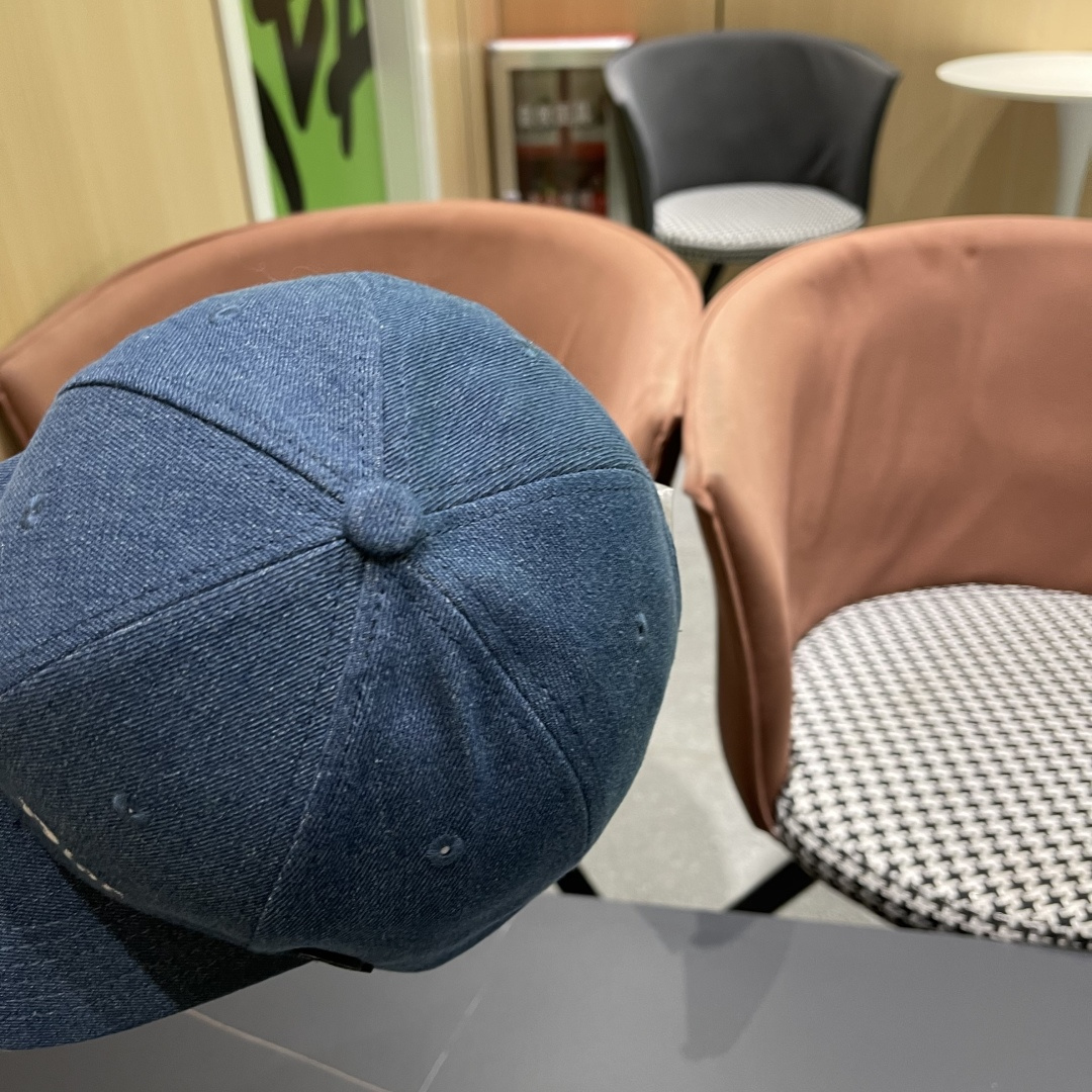  DIOR迪奥官网同步新款发布 D家牛仔棒球帽🧢，整个帽子质感超级好，上头效果很nice超级火爆