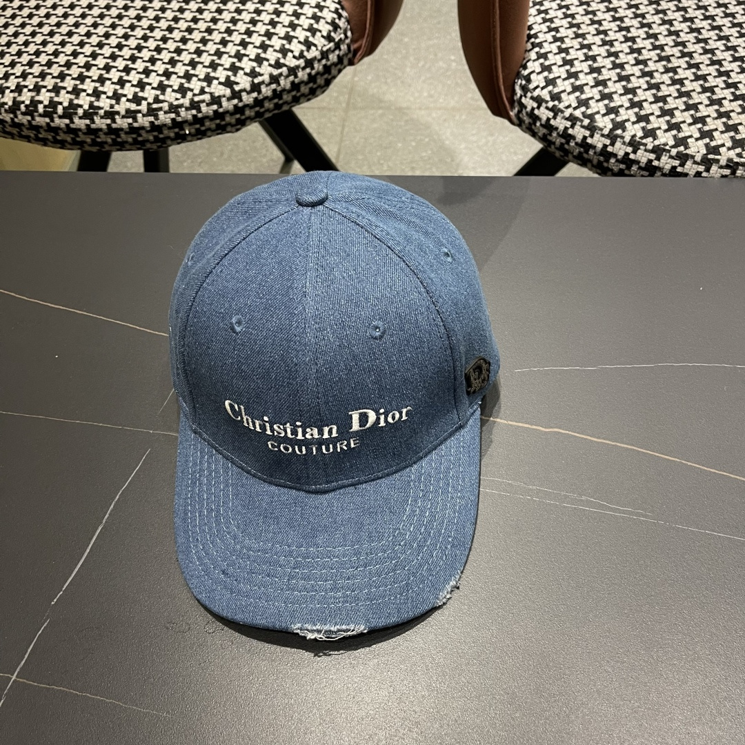  DIOR迪奥官网同步新款发布 D家牛仔棒球帽🧢，整个帽子质感超级好，上头效果很nice超级火爆
