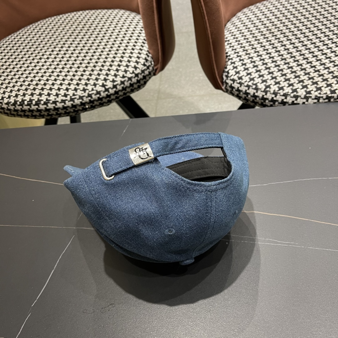  DIOR迪奥官网同步新款发布 D家牛仔棒球帽🧢，整个帽子质感超级好，上头效果很nice超级火爆