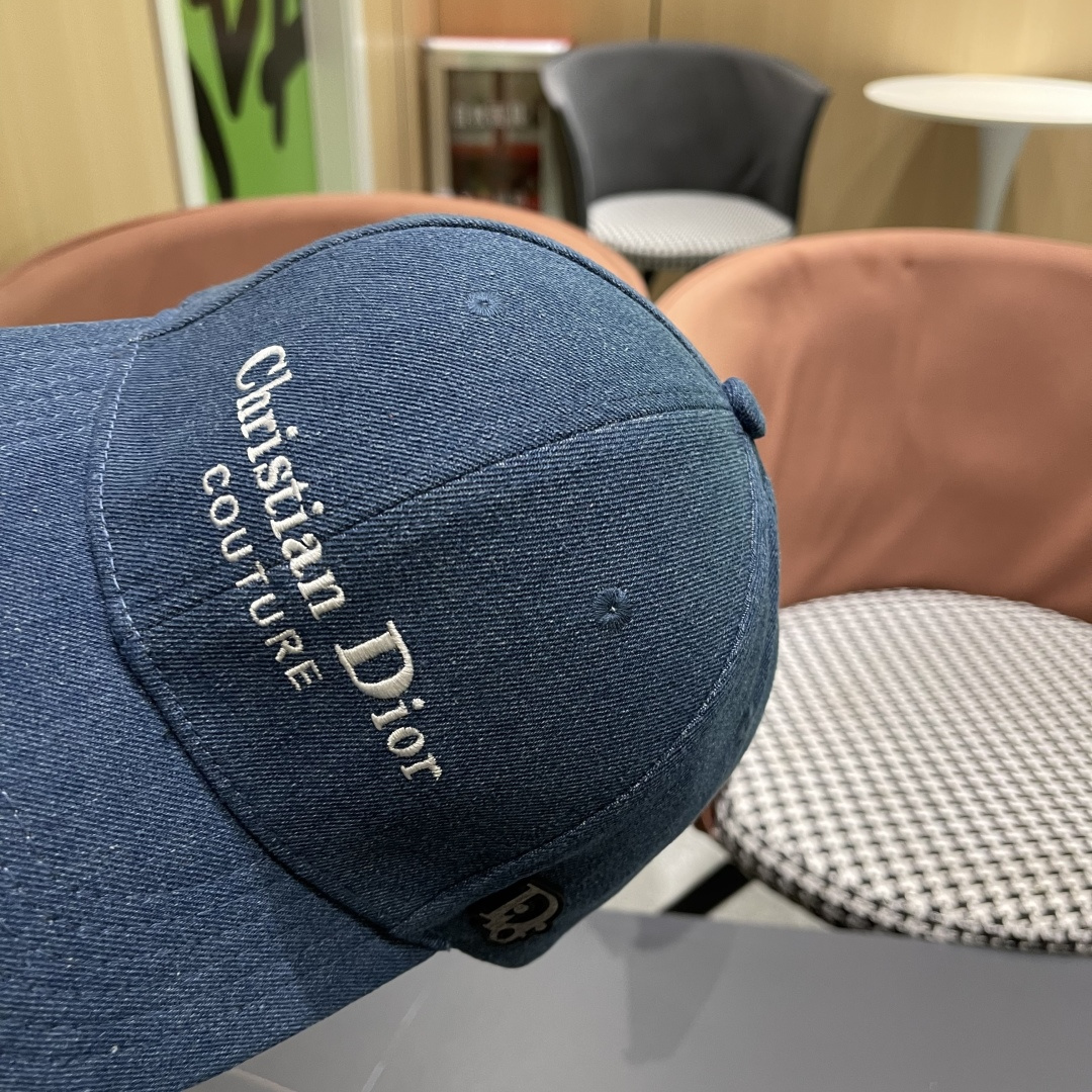  DIOR迪奥官网同步新款发布 D家牛仔棒球帽🧢，整个帽子质感超级好，上头效果很nice超级火爆