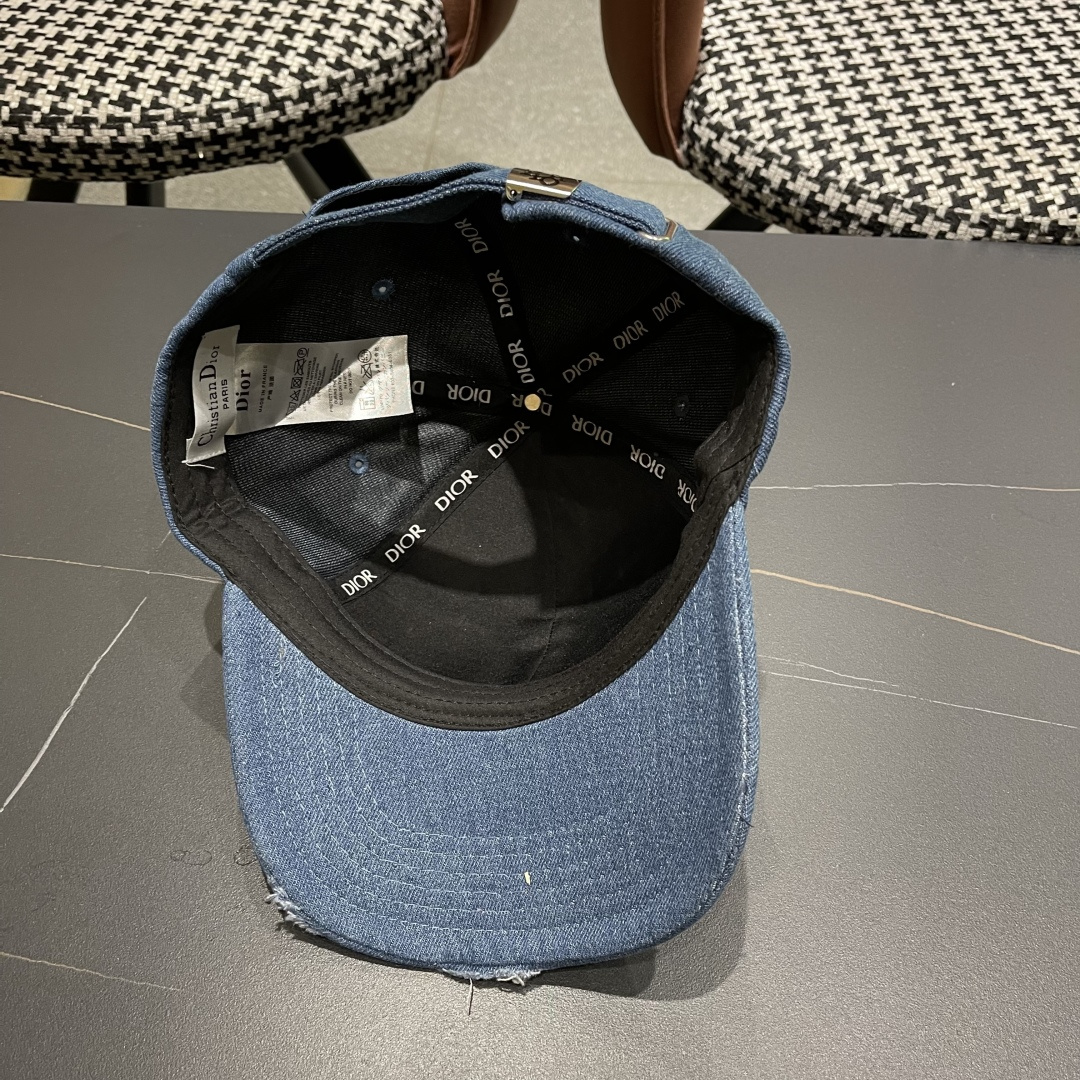  DIOR迪奥官网同步新款发布 D家牛仔棒球帽🧢，整个帽子质感超级好，上头效果很nice超级火爆
