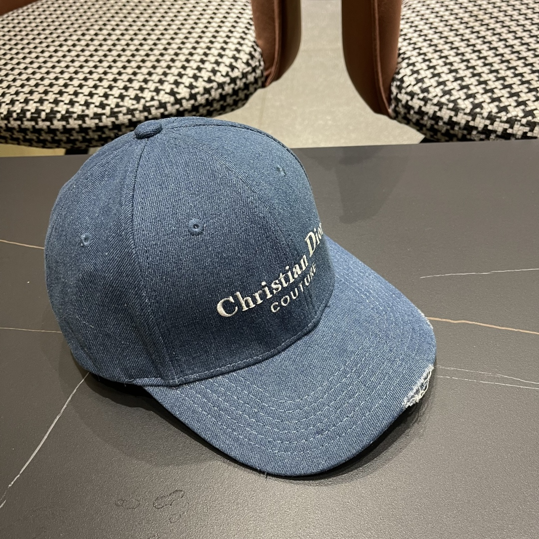  DIOR迪奥官网同步新款发布 D家牛仔棒球帽🧢，整个帽子质感超级好，上头效果很nice超级火爆
