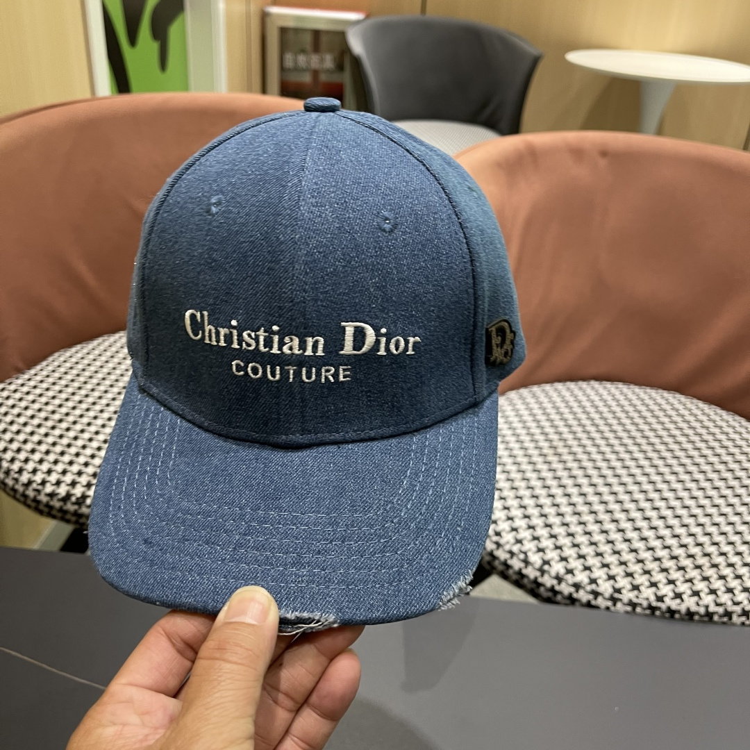  DIOR迪奥官网同步新款发布 D家牛仔棒球帽🧢，整个帽子质感超级好，上头效果很nice超级火爆