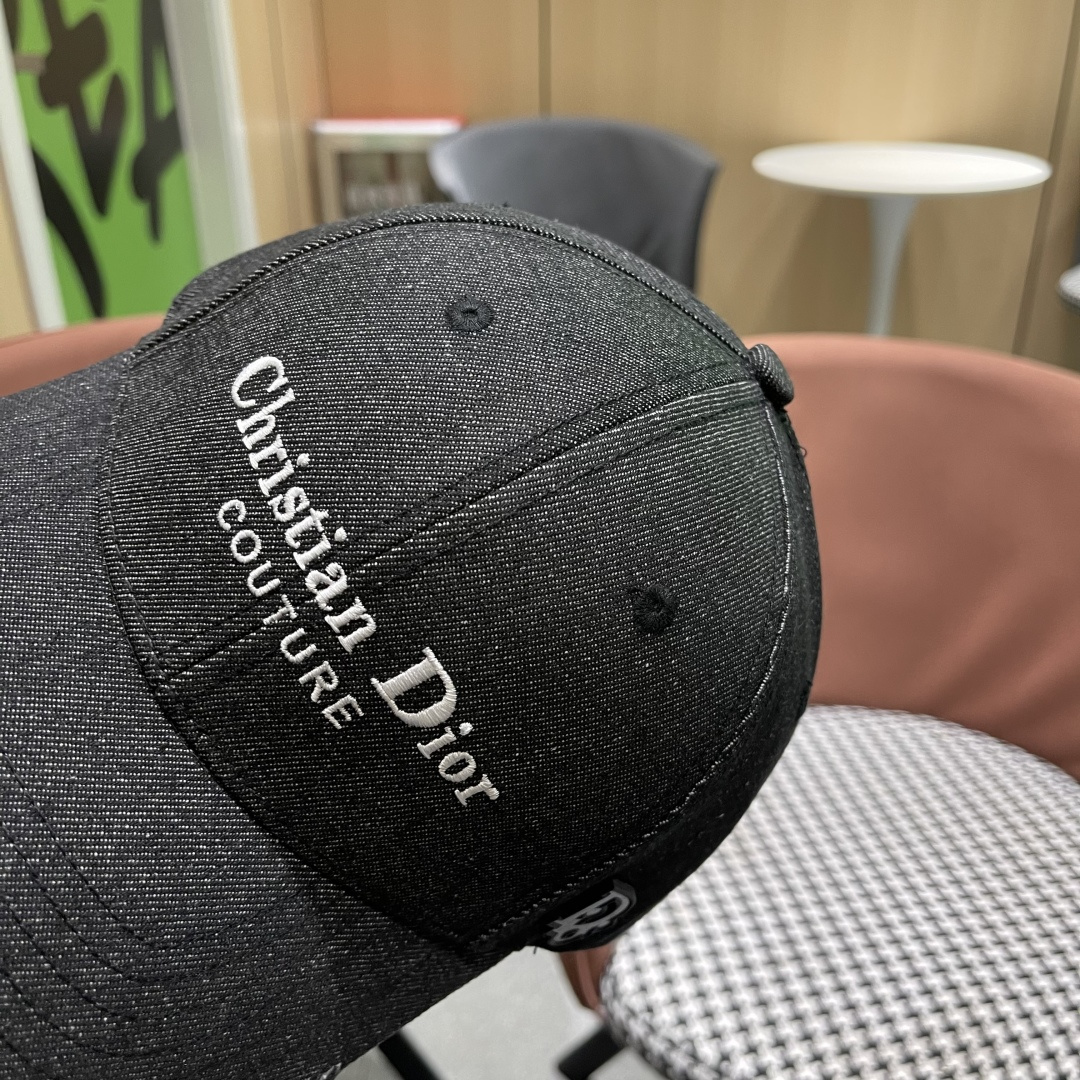  DIOR迪奥官网同步新款发布 D家牛仔棒球帽🧢，整个帽子质感超级好，上头效果很nice超级火爆