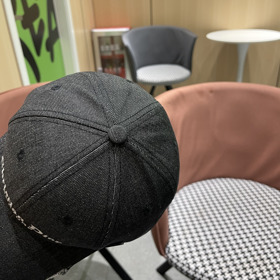  DIOR迪奥官网同步新款发布 D家牛仔棒球帽🧢，整个帽子质感超级好，上头效果很nice超级火爆