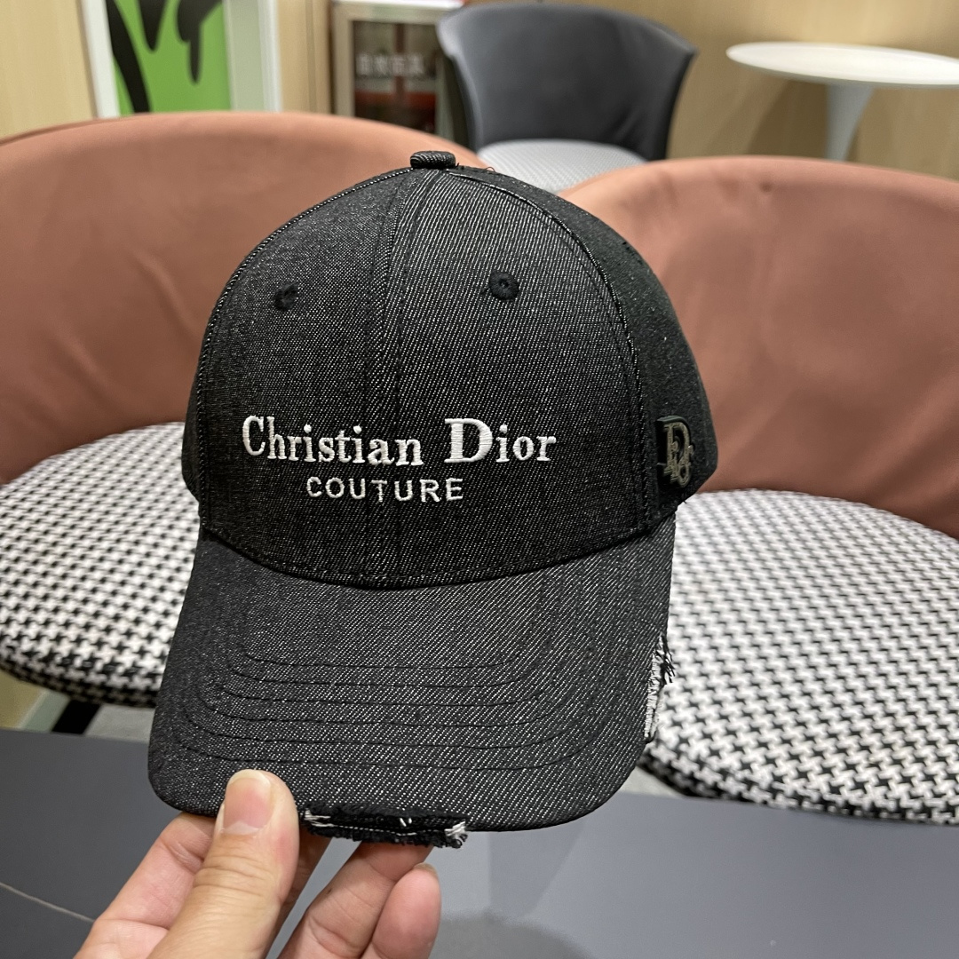  DIOR迪奥官网同步新款发布 D家牛仔棒球帽🧢，整个帽子质感超级好，上头效果很nice超级火爆