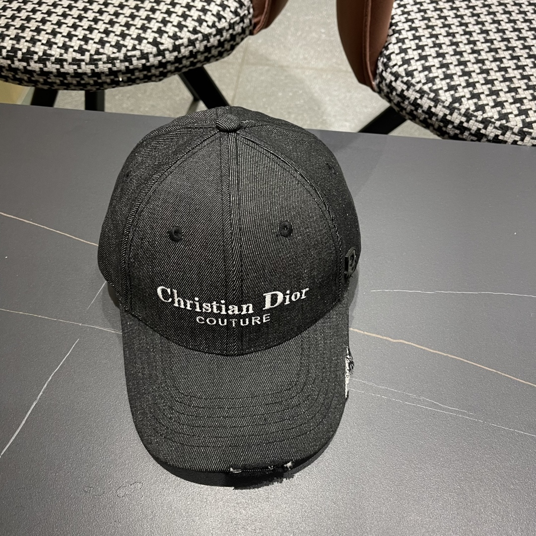  DIOR迪奥官网同步新款发布 D家牛仔棒球帽🧢，整个帽子质感超级好，上头效果很nice超级火爆