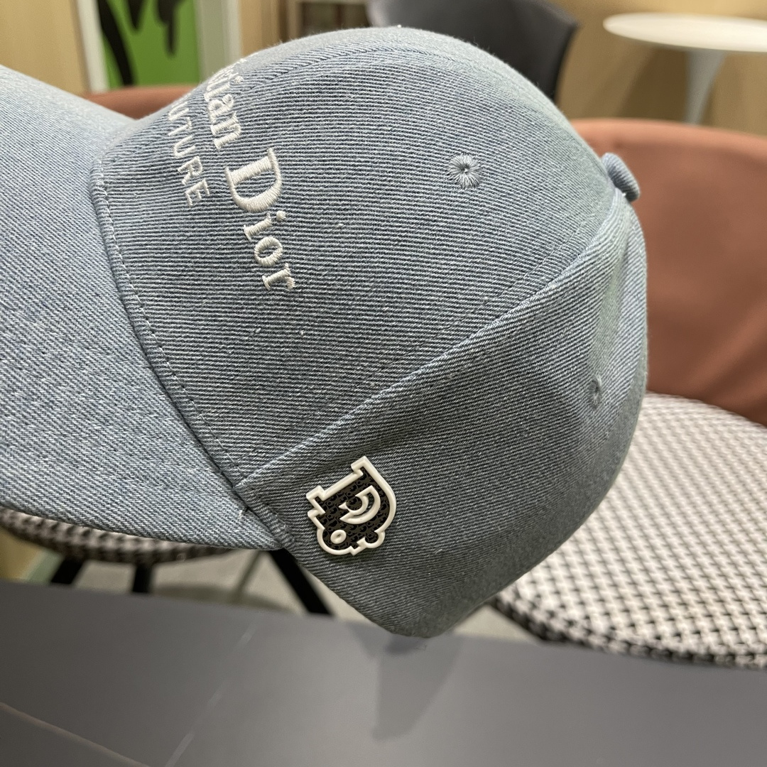  DIOR迪奥官网同步新款发布 D家牛仔棒球帽🧢，整个帽子质感超级好，上头效果很nice超级火爆