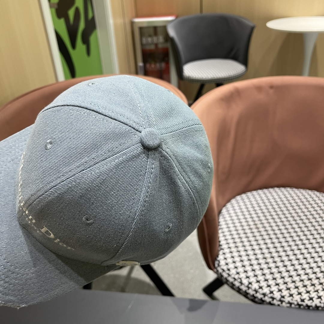  DIOR迪奥官网同步新款发布 D家牛仔棒球帽🧢，整个帽子质感超级好，上头效果很nice超级火爆