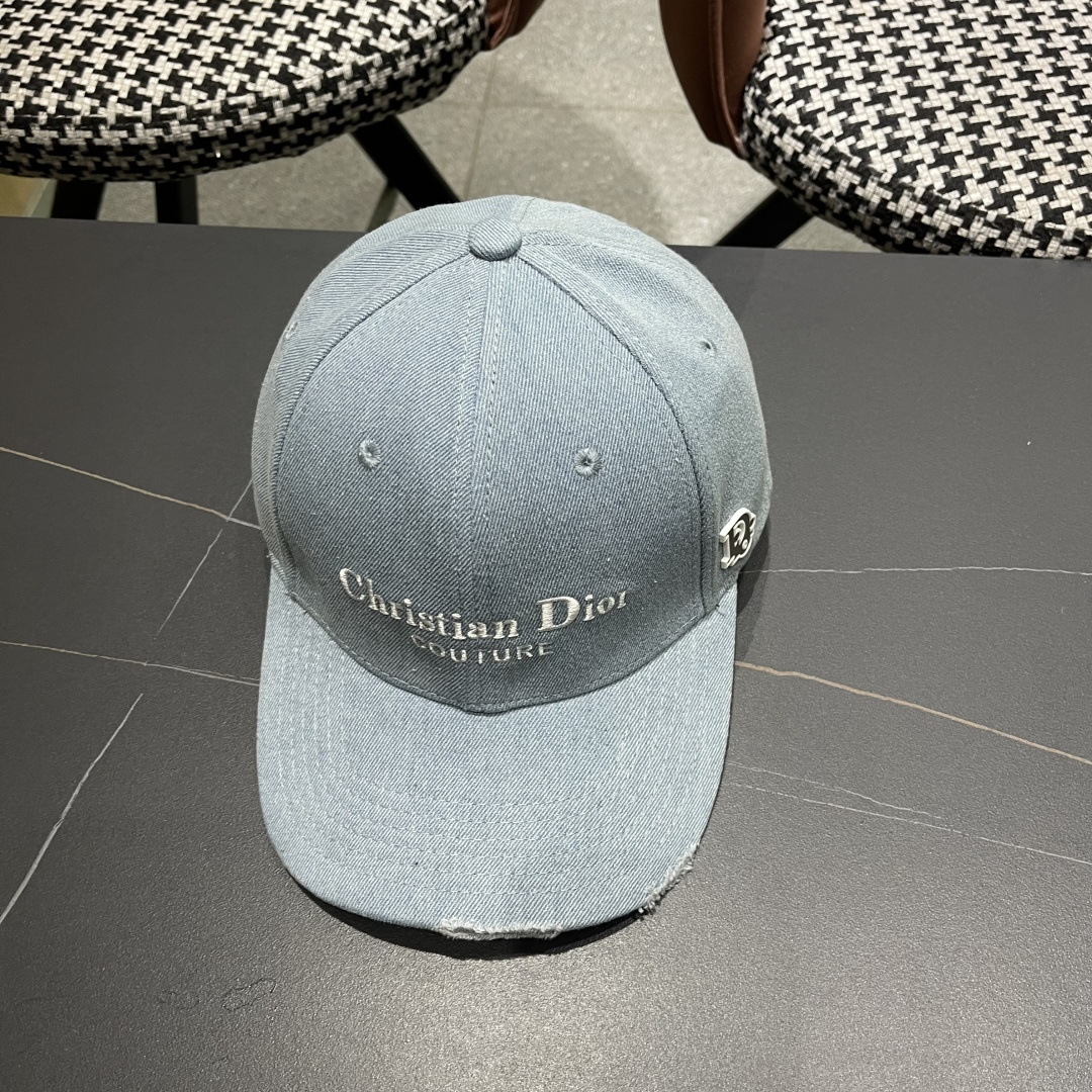  DIOR迪奥官网同步新款发布 D家牛仔棒球帽🧢，整个帽子质感超级好，上头效果很nice超级火爆