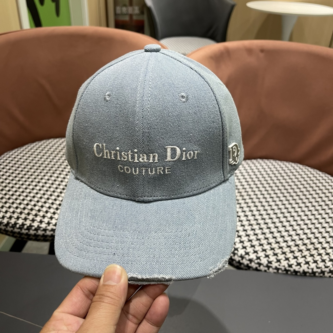  DIOR迪奥官网同步新款发布 D家牛仔棒球帽🧢，整个帽子质感超级好，上头效果很nice超级火爆