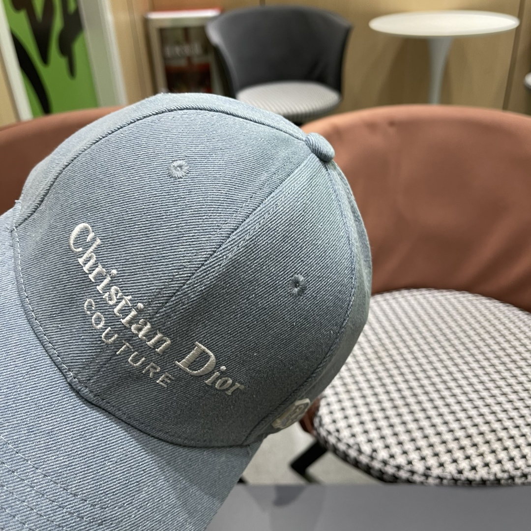  DIOR迪奥官网同步新款发布 D家牛仔棒球帽🧢，整个帽子质感超级好，上头效果很nice超级火爆
