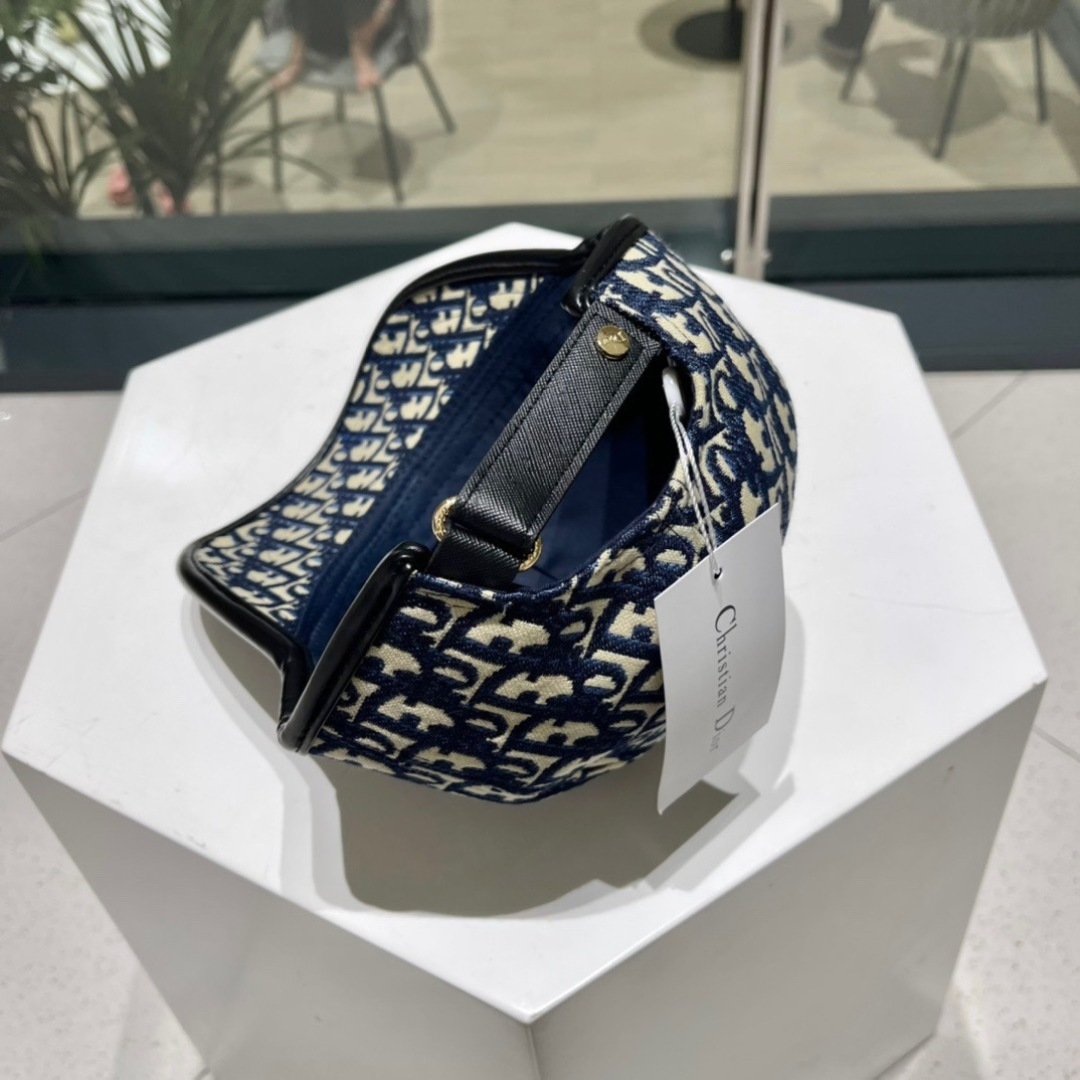  Dior(迪奥) 新款原单棒球帽， 精致格调，很酷很时尚，专柜断货热门，质量超赞