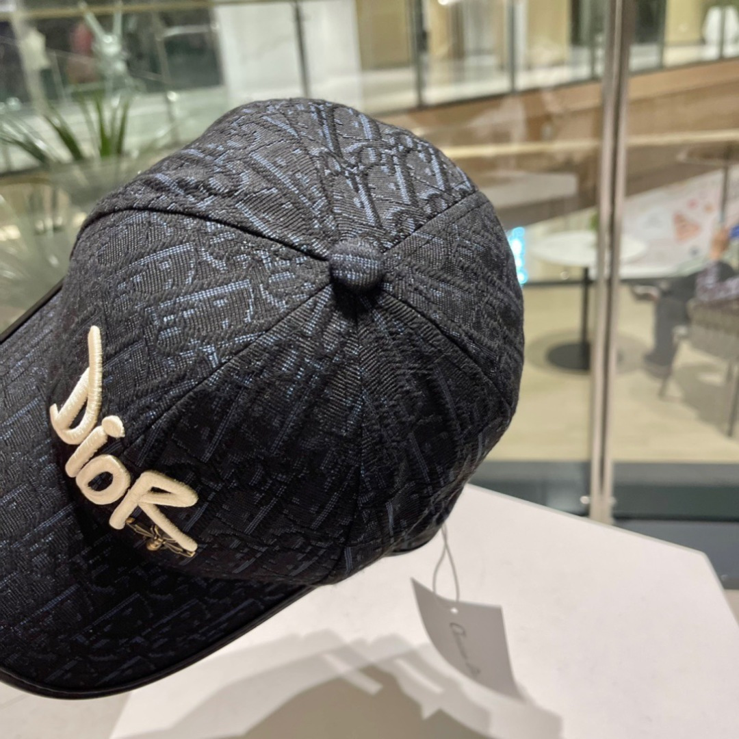  Dior(迪奥) 新款原单棒球帽， 精致格调，很酷很时尚，专柜断货热门，质量超赞