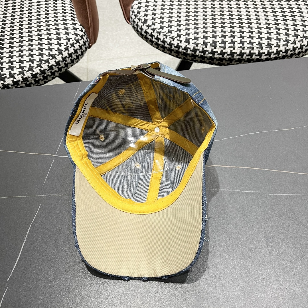  香奈儿Chanel水钻鸭舌帽女夏季韩版破洞太阳帽2025新款百搭
水滴做旧牛仔棒球帽 