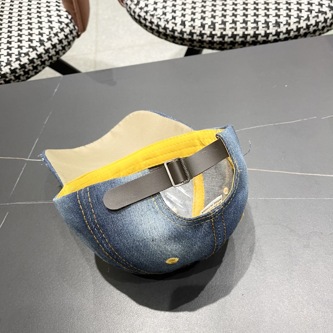  香奈儿Chanel水钻鸭舌帽女夏季韩版破洞太阳帽2025新款百搭
水滴做旧牛仔棒球帽 