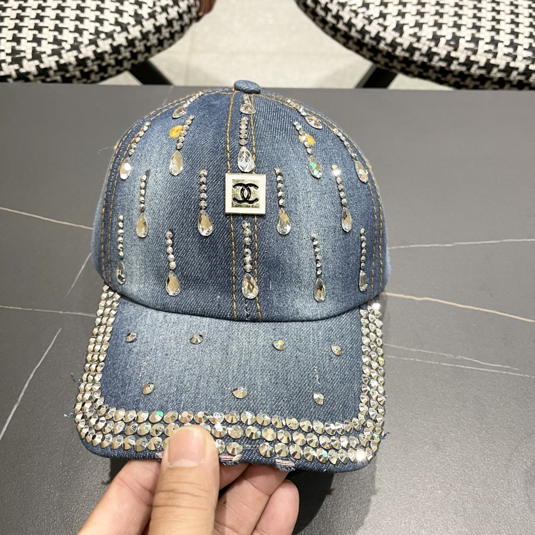  香奈儿Chanel水钻鸭舌帽女夏季韩版破洞太阳帽2025新款百搭
水滴做旧牛仔棒球帽 
