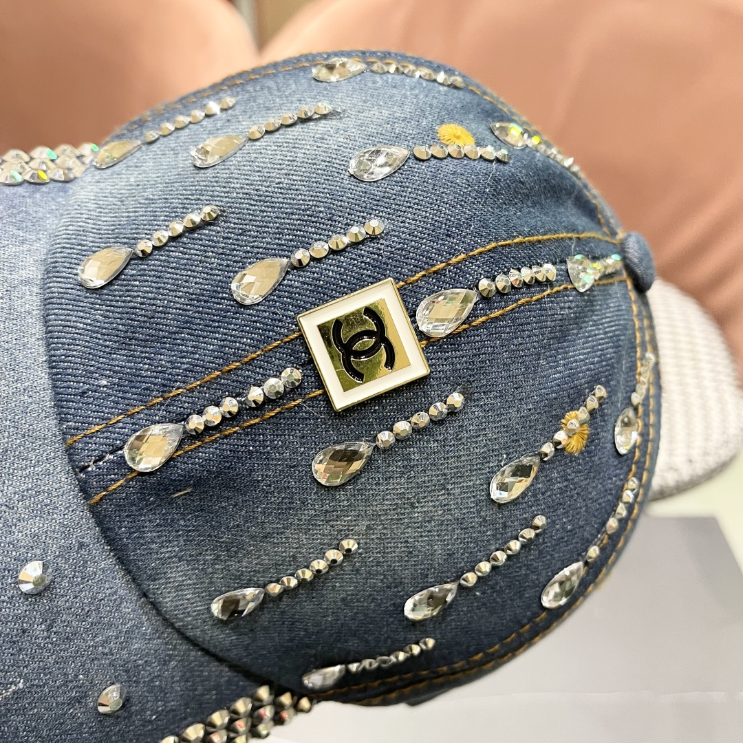  香奈儿Chanel水钻鸭舌帽女夏季韩版破洞太阳帽2025新款百搭
水滴做旧牛仔棒球帽 