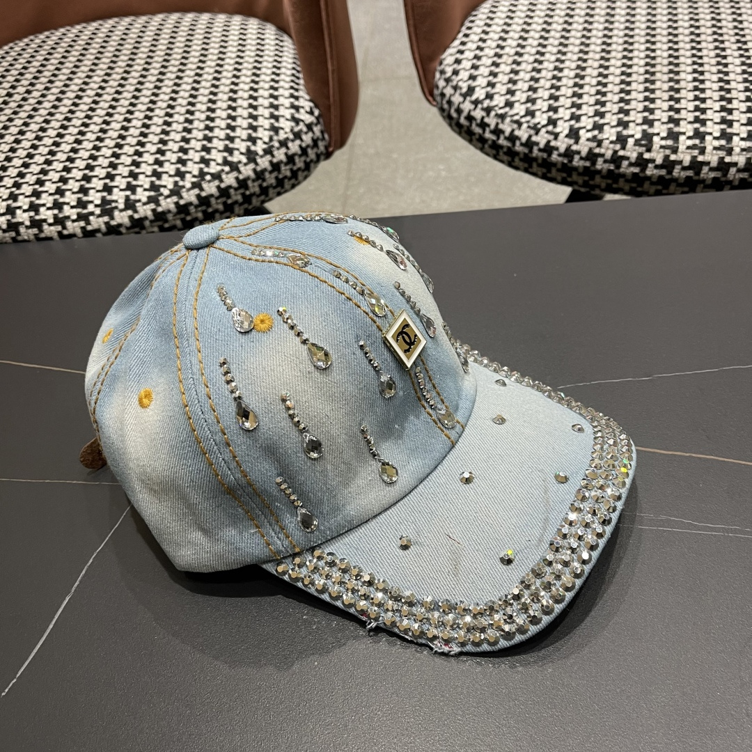  香奈儿Chanel水钻鸭舌帽女夏季韩版破洞太阳帽2025新款百搭
水滴做旧牛仔棒球帽 