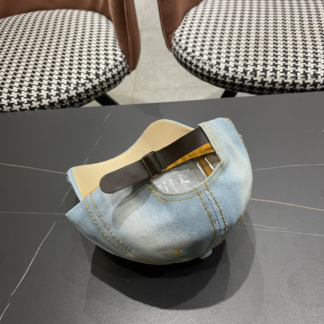  香奈儿Chanel水钻鸭舌帽女夏季韩版破洞太阳帽2025新款百搭
水滴做旧牛仔棒球帽 