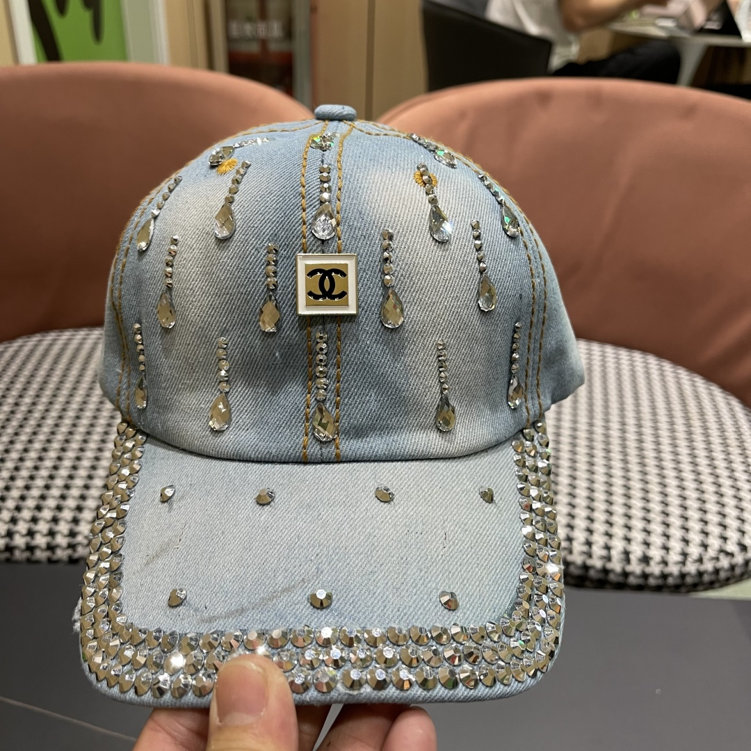  香奈儿Chanel水钻鸭舌帽女夏季韩版破洞太阳帽2025新款百搭
水滴做旧牛仔棒球帽 