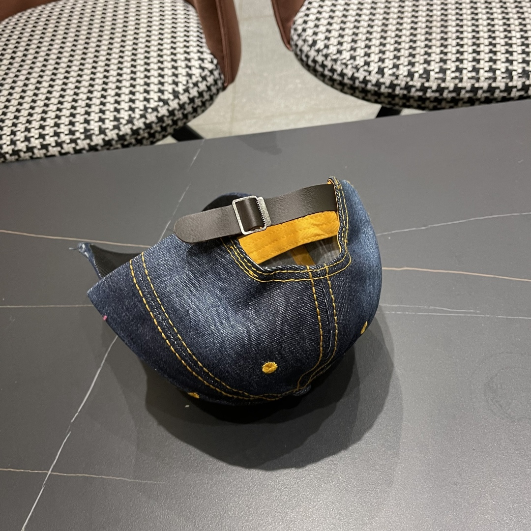  香奈儿Chanel水钻鸭舌帽女夏季韩版破洞太阳帽2025新款百搭
水滴做旧牛仔棒球帽 