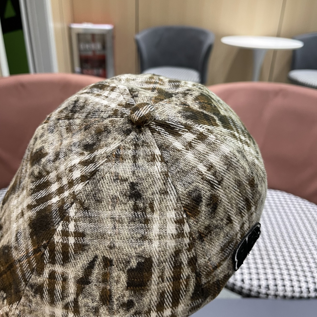  巴黎世家 复古格纹前进帽子女春秋款反戴贝雷帽显脸小做
旧风报童帽时尚百搭