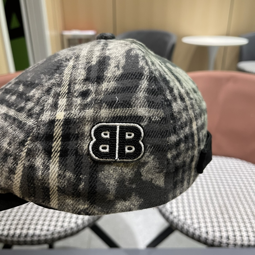  巴黎世家 复古格纹前进帽子女春秋款反戴贝雷帽显脸小做
旧风报童帽时尚百搭