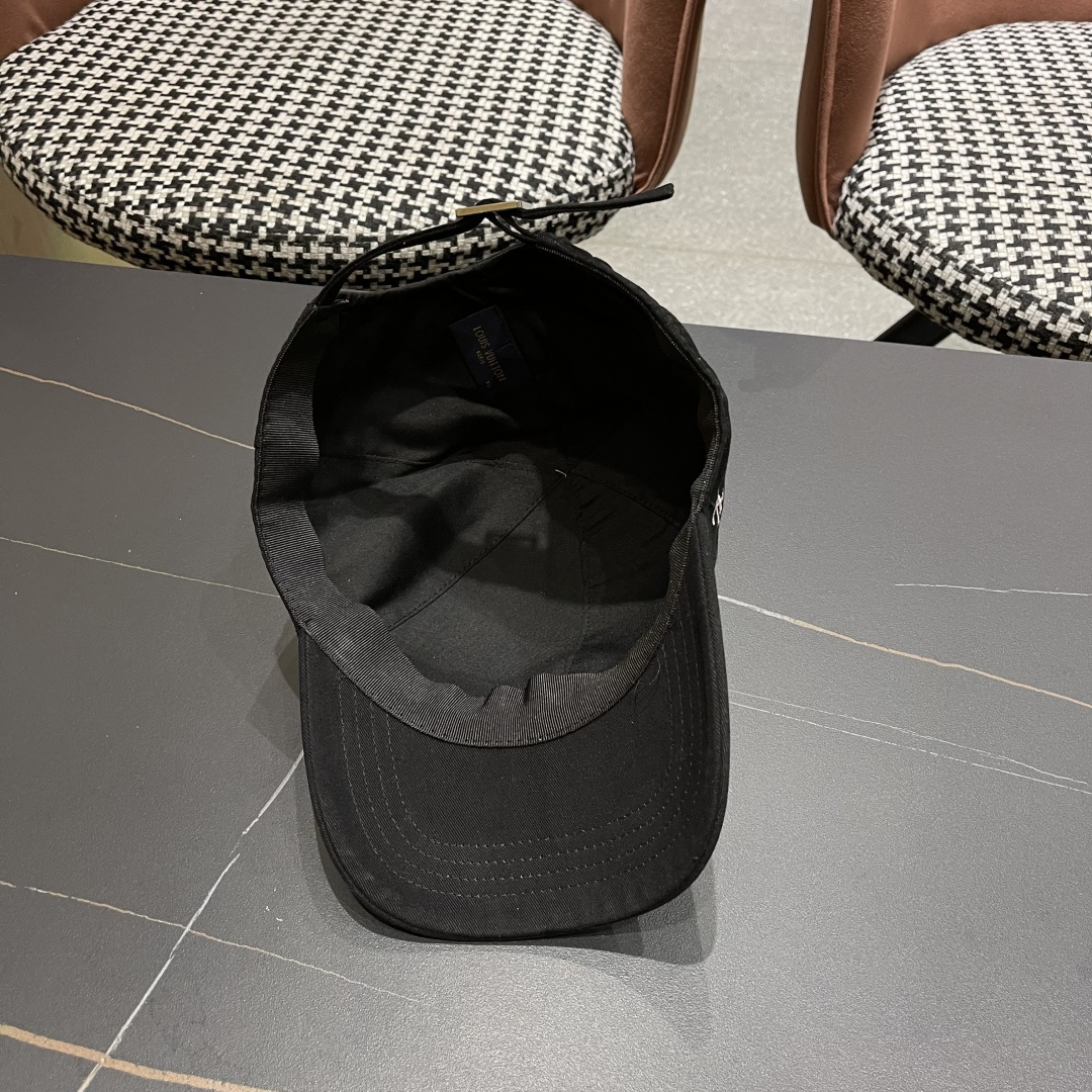  LV路易威登2025新款男女同款黑色棉质幻彩LV
剌绣棒球帽遮阳帽