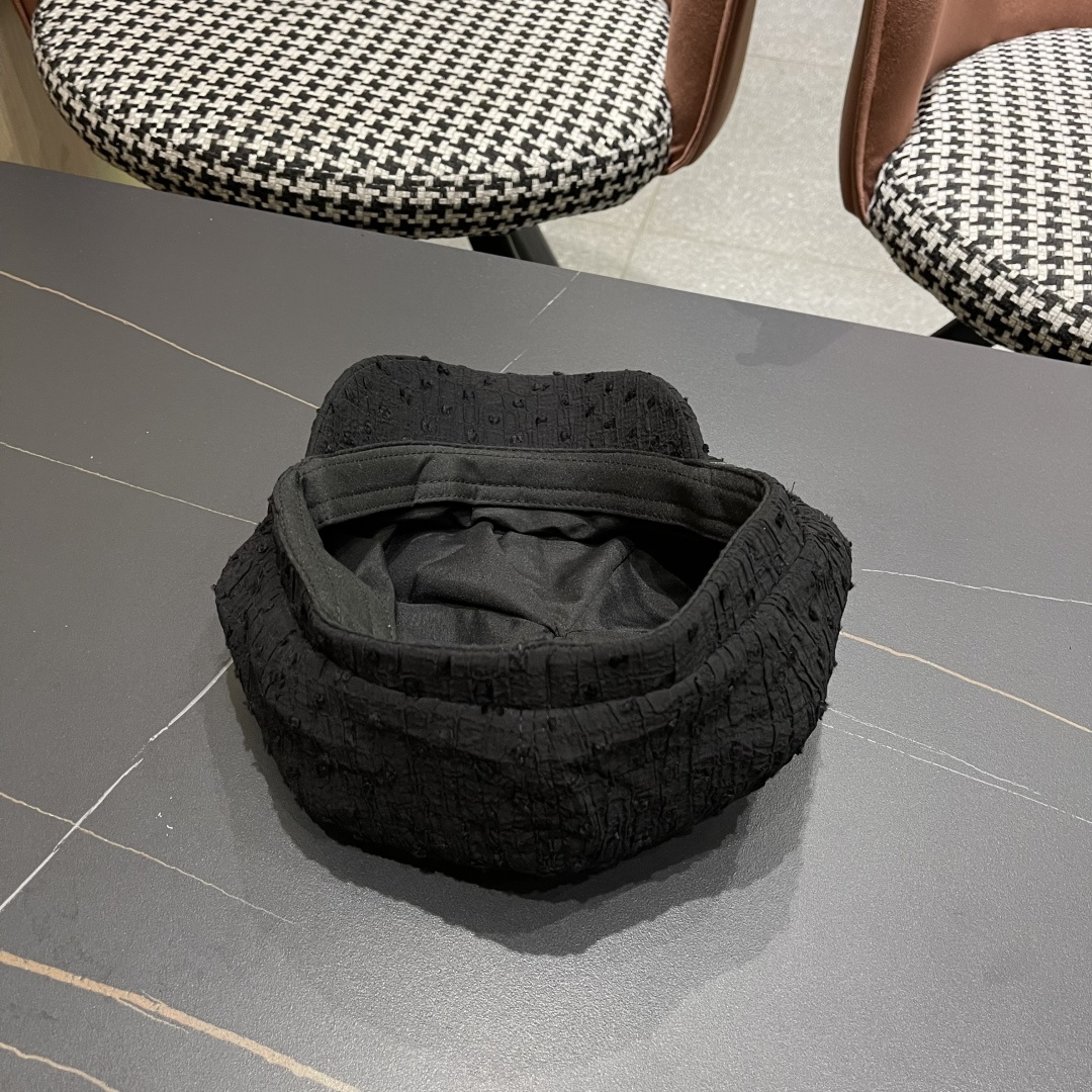  赛琳 2025新款橘子哥哥韩版气质八角贝雷帽女纯色
简约时尚夏季逛街帽子显脸小