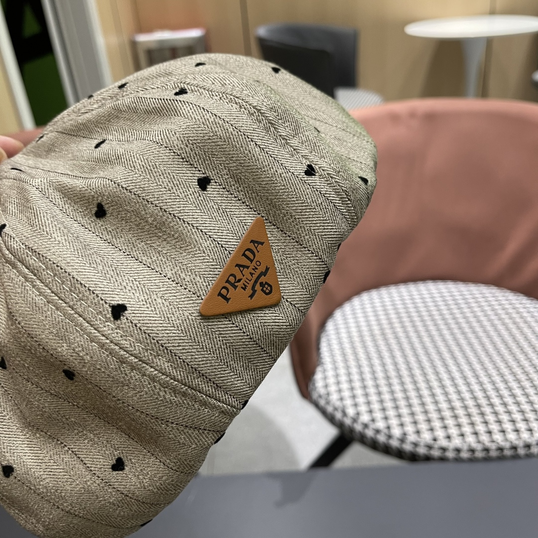  普拉达 2025新款韩版贝雷帽女牛仔布刺绣画家帽春秋时尚云
朵帽蓓蕾帽八角帽潮