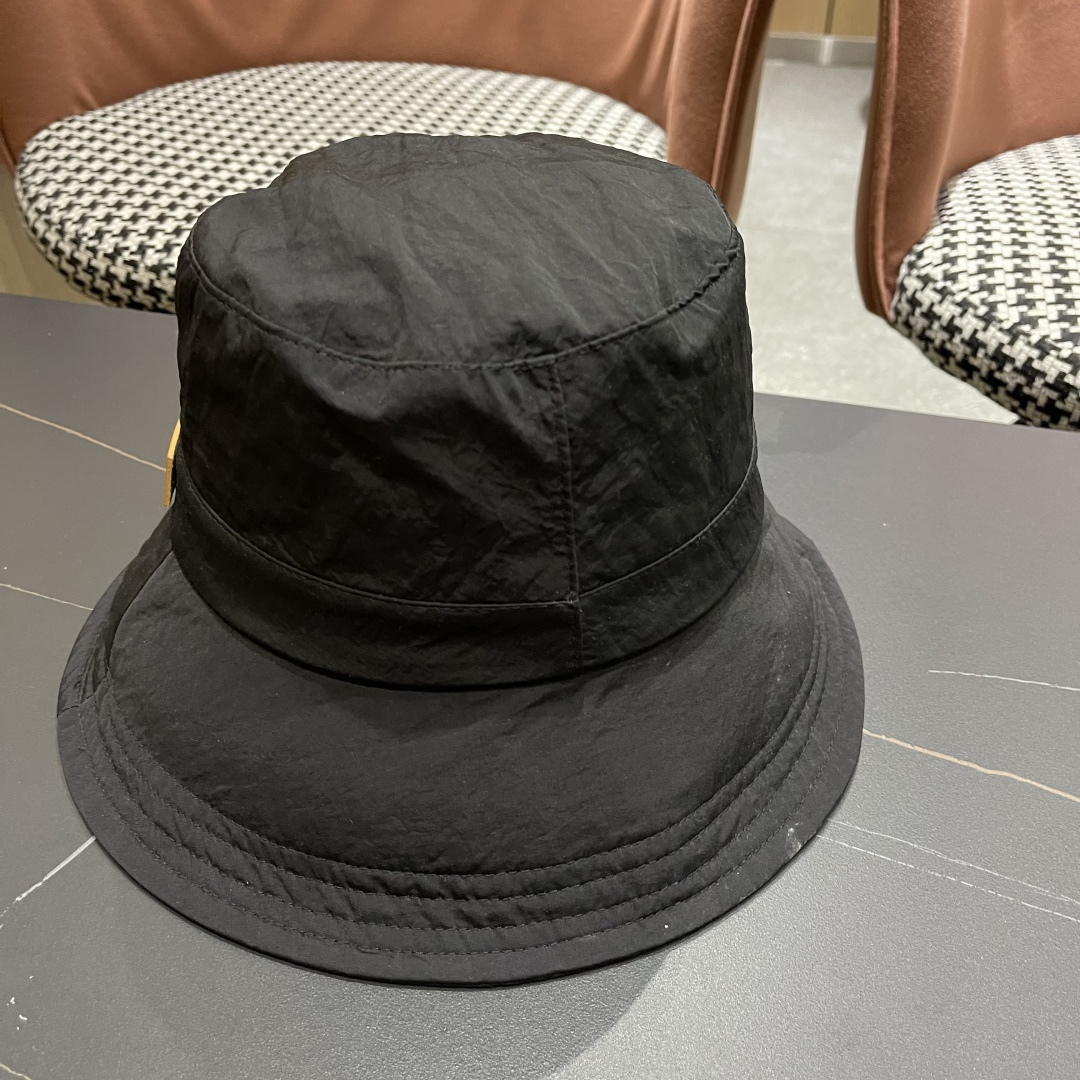  Lv路易威登渔夫帽女显脸小韩版春夏季百搭休闲遮阳防晒盆
帽逛街通勤出游帽子