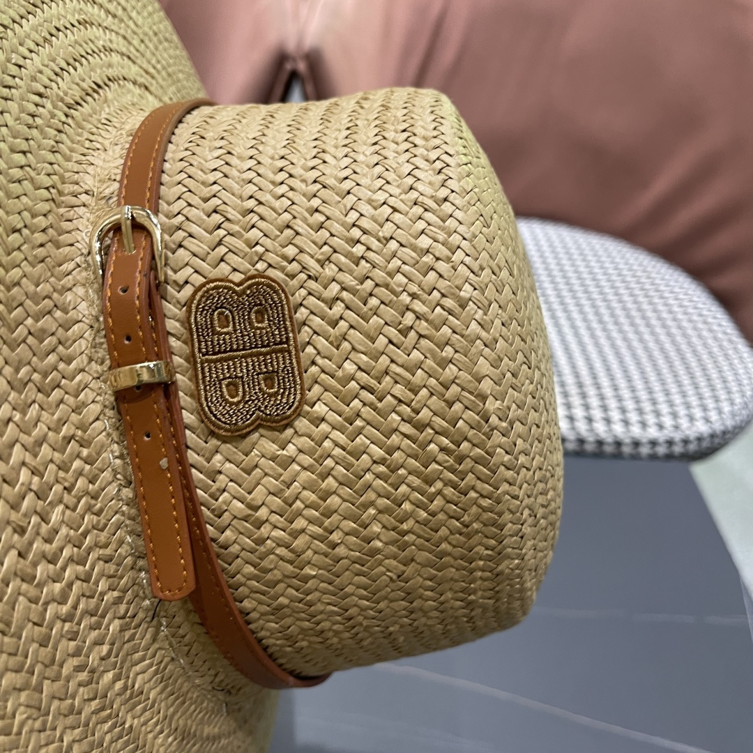  巴黎世家 2025新款 夏天遮阳草帽英伦风平顶礼帽海边度
假沙滩防晒太阳帽子