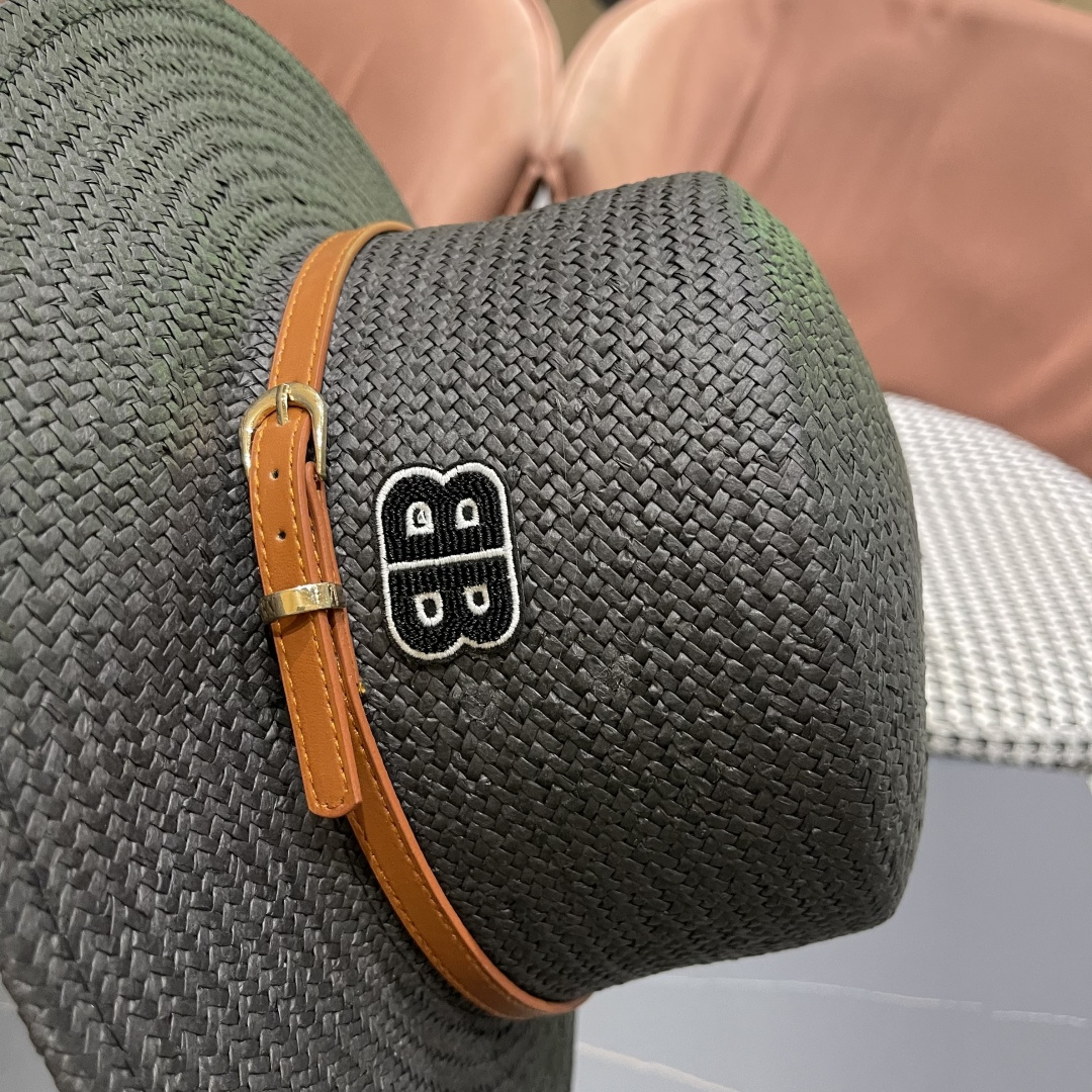  巴黎世家 2025新款 夏天遮阳草帽英伦风平顶礼帽海边度
假沙滩防晒太阳帽子