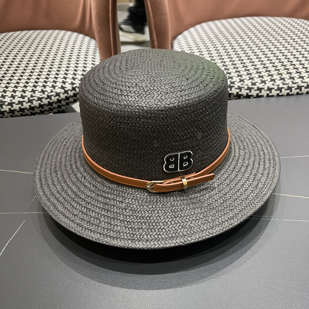  巴黎世家 2025新款 夏天遮阳草帽英伦风平顶礼帽海边度
假沙滩防晒太阳帽子