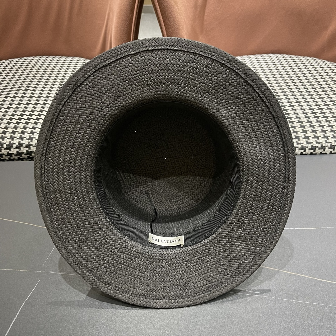  巴黎世家 2025新款 夏天遮阳草帽英伦风平顶礼帽海边度
假沙滩防晒太阳帽子