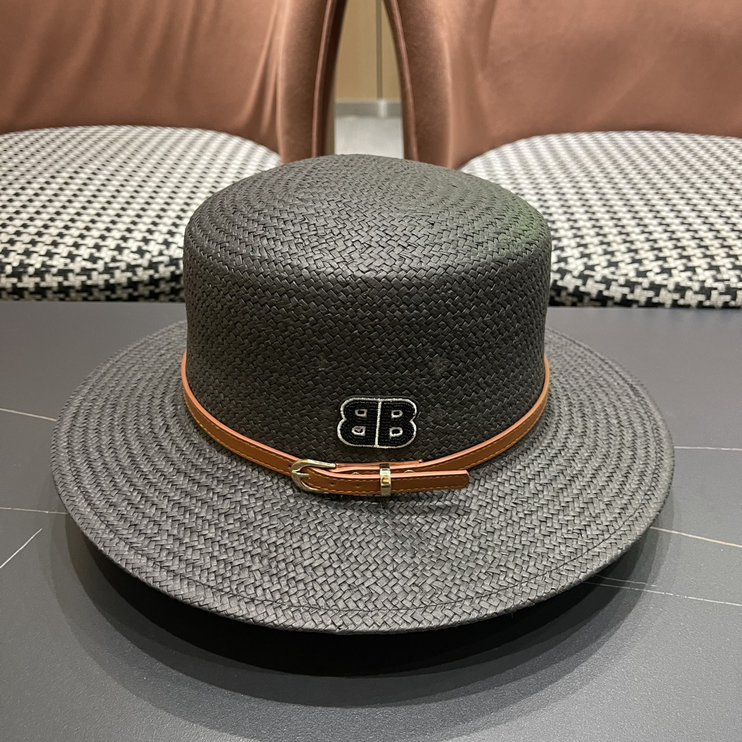  巴黎世家 2025新款 夏天遮阳草帽英伦风平顶礼帽海边度
假沙滩防晒太阳帽子