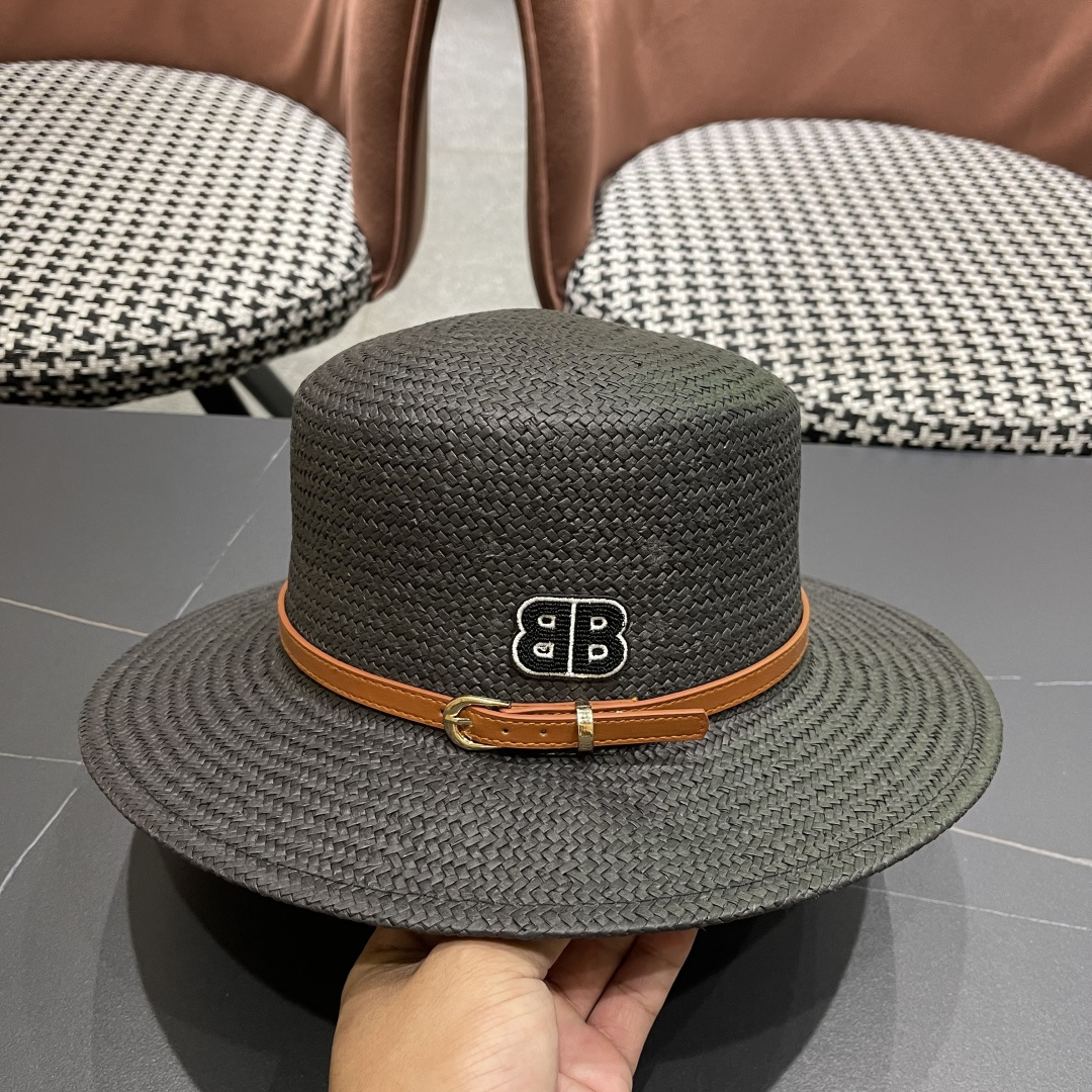  巴黎世家 2025新款 夏天遮阳草帽英伦风平顶礼帽海边度
假沙滩防晒太阳帽子