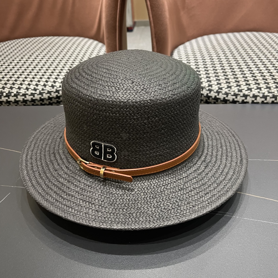  巴黎世家 2025新款 夏天遮阳草帽英伦风平顶礼帽海边度
假沙滩防晒太阳帽子