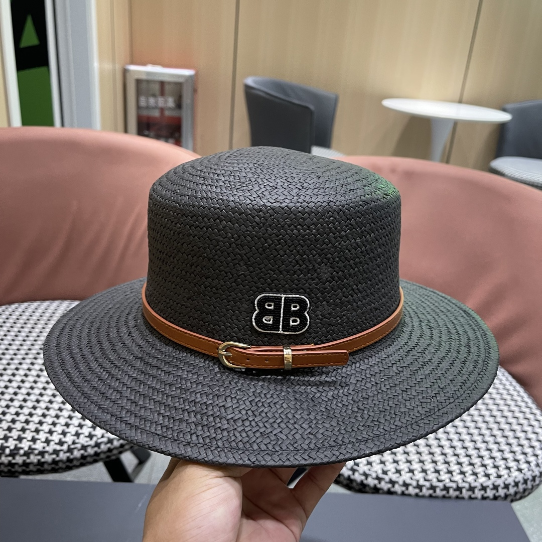  巴黎世家 2025新款 夏天遮阳草帽英伦风平顶礼帽海边度
假沙滩防晒太阳帽子