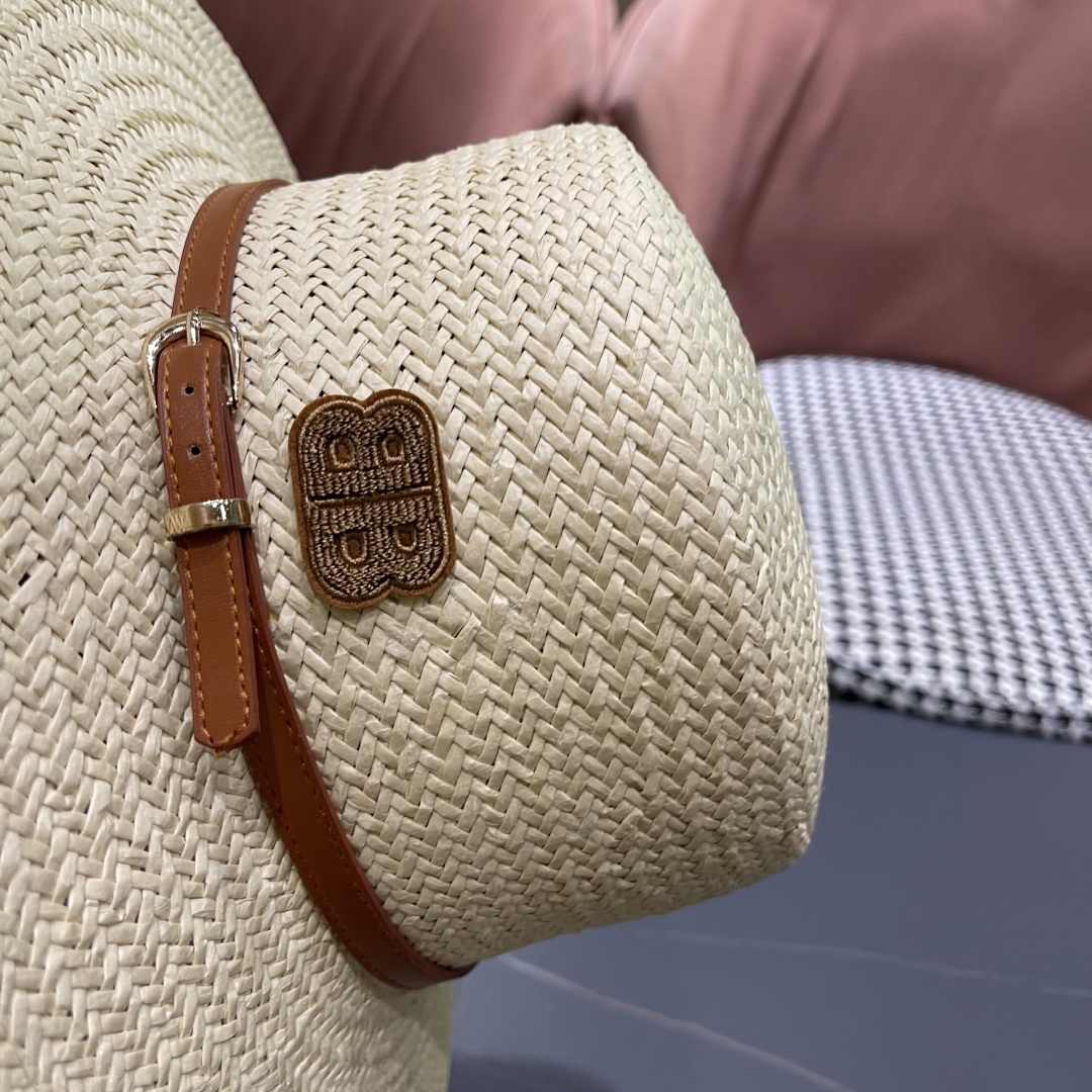  巴黎世家 2025新款 夏天遮阳草帽英伦风平顶礼帽海边度
假沙滩防晒太阳帽子