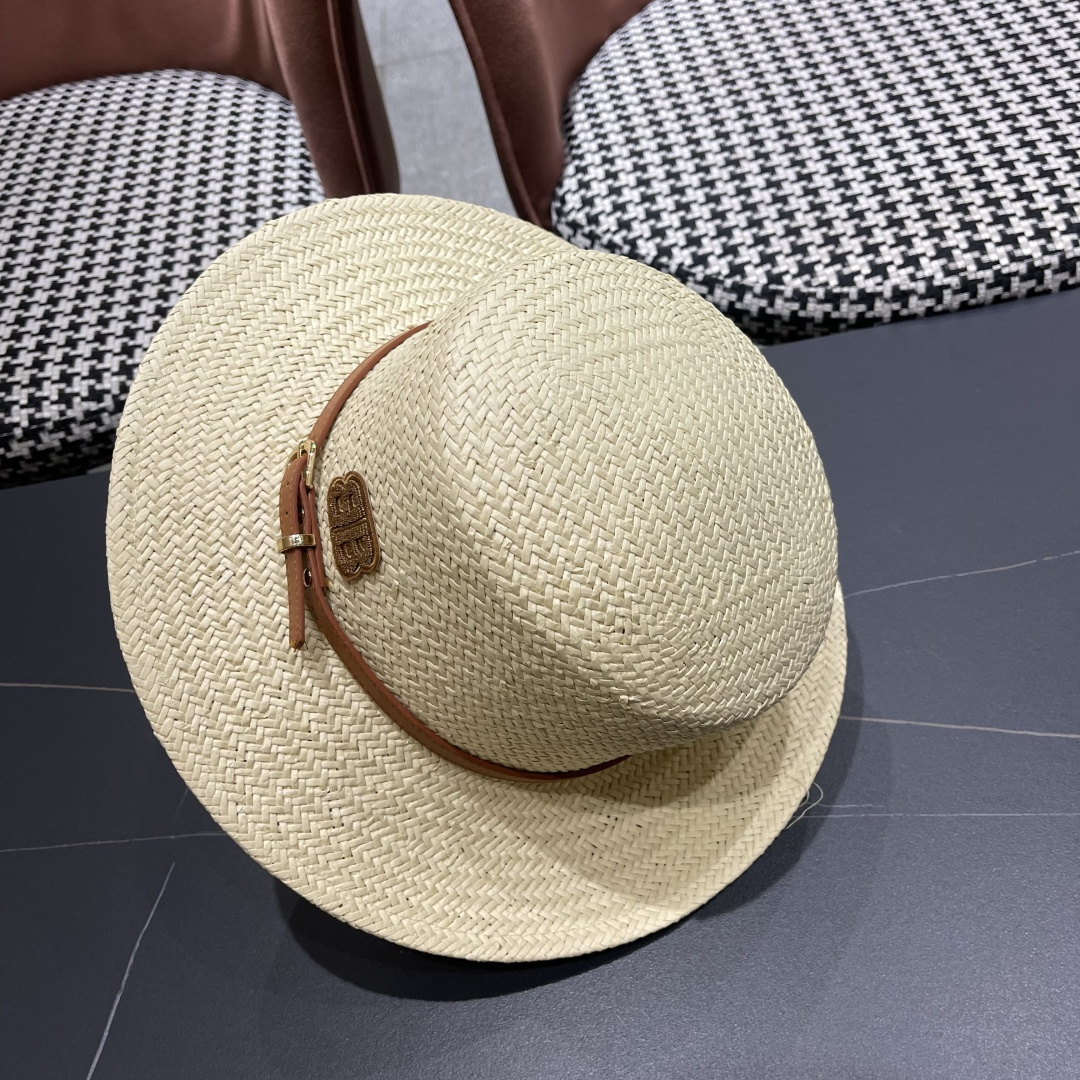  巴黎世家 2025新款 夏天遮阳草帽英伦风平顶礼帽海边度
假沙滩防晒太阳帽子