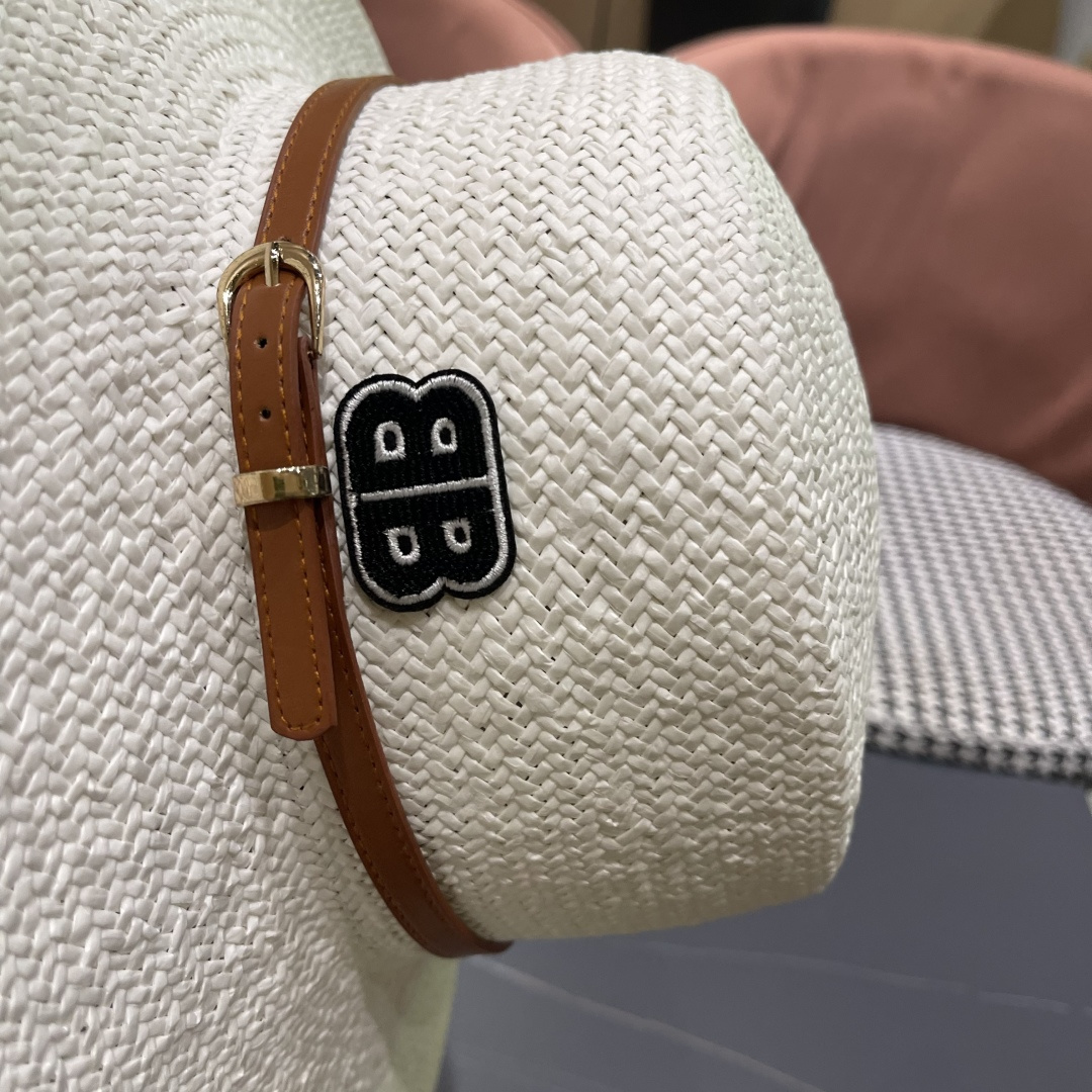  巴黎世家 2025新款 夏天遮阳草帽英伦风平顶礼帽海边度
假沙滩防晒太阳帽子