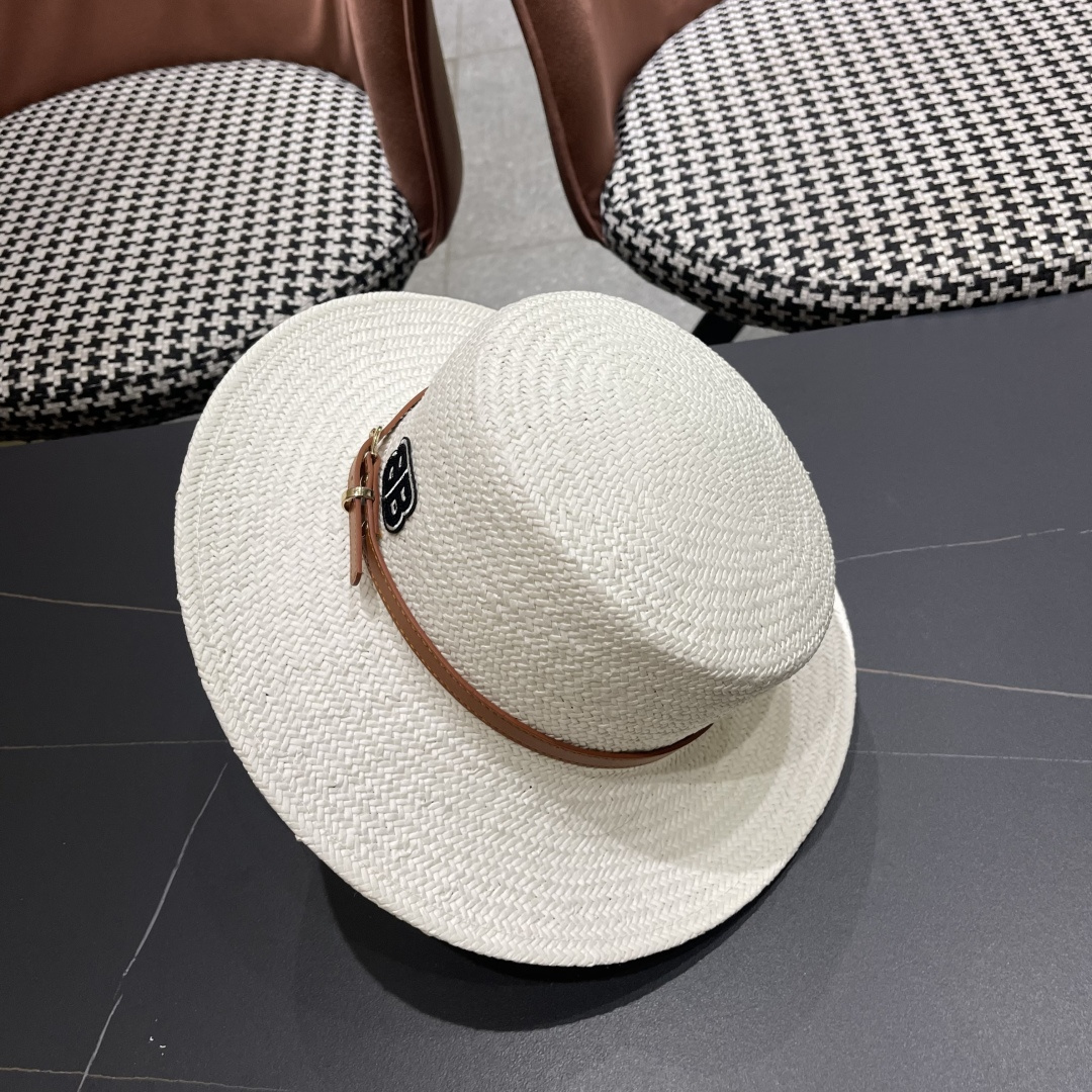  巴黎世家 2025新款 夏天遮阳草帽英伦风平顶礼帽海边度
假沙滩防晒太阳帽子
