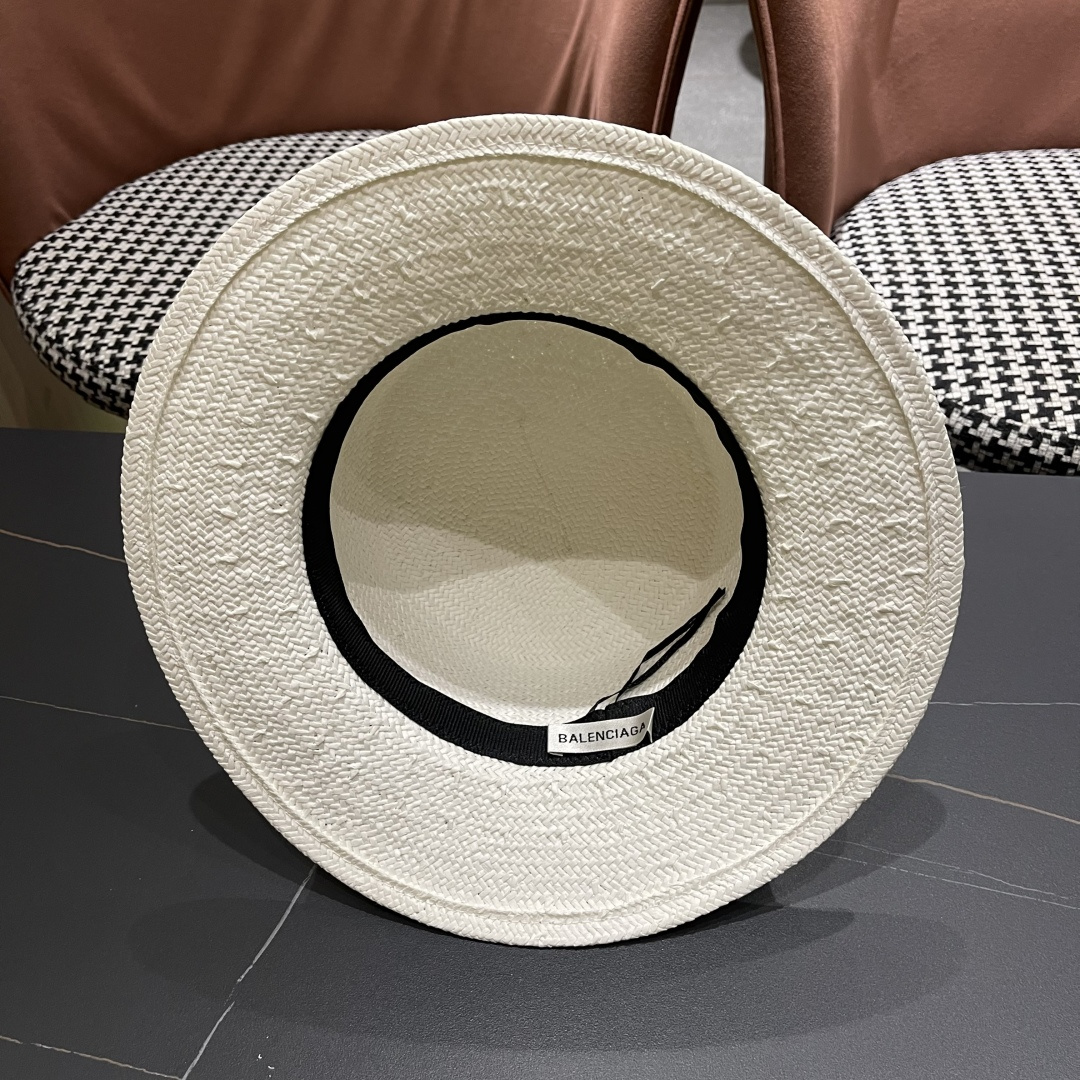  巴黎世家 2025新款 夏天遮阳草帽英伦风平顶礼帽海边度
假沙滩防晒太阳帽子
