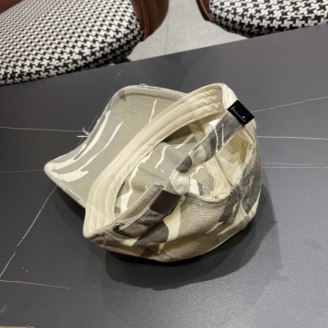 香奈儿新款🆕军旅棒球帽🧢🔸 节假日旅游带它出去美美哒❕ 中古款哟.这种帽子不容易撞款 😬 现货