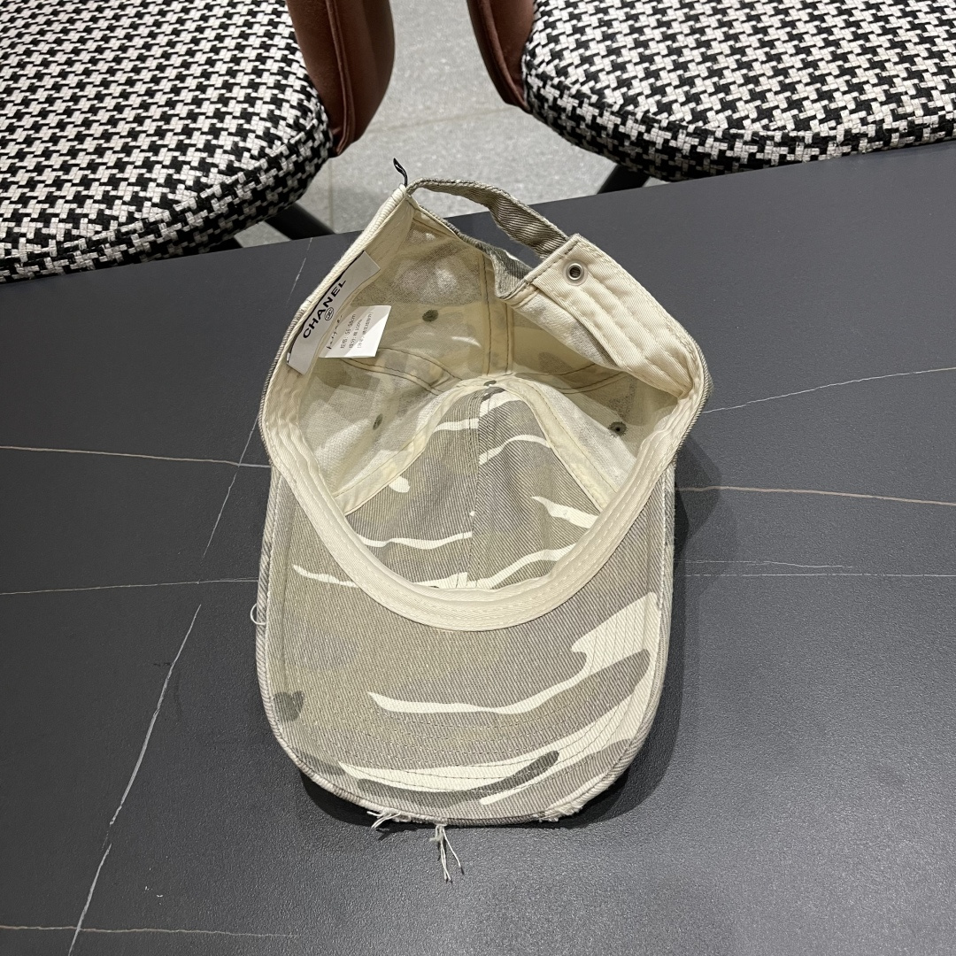 香奈儿新款🆕军旅棒球帽🧢🔸 节假日旅游带它出去美美哒❕ 中古款哟.这种帽子不容易撞款 😬 现货